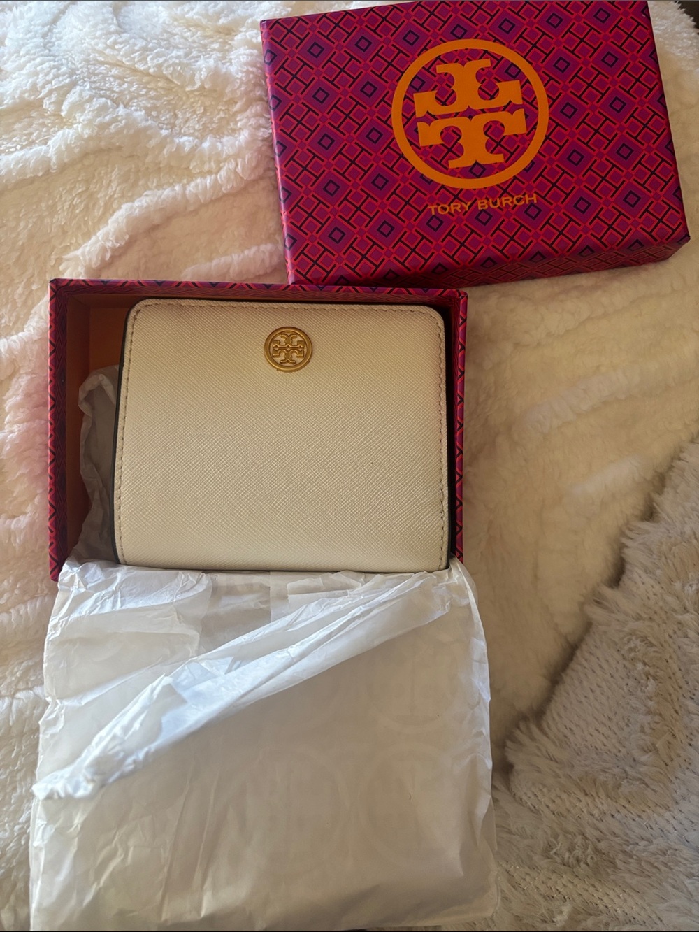 Tory Burch Cream Saffiano Compact Wallet with Gold Logo - Picture 2 of 4